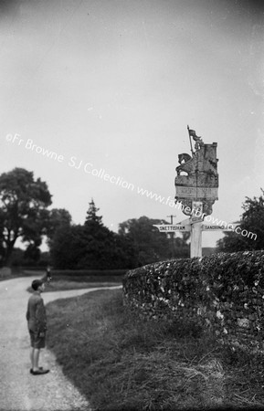 SIGN POST TO SANDRINGHAM ON ROAD S OF CHURCH